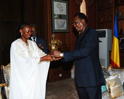 Le chef de l'Etat, Idriss Déby reçoit l'artiste Mounira Mitchala au Palais Présidentiel. Crédits photos : Presidencetchad.org