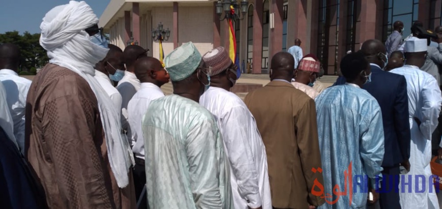 Tchad : la salle du Palais du 15 janvier se vide pour préparer l'arrivée du chef de l'État Tchad : la salle du Palais du 15 janvier se vide pour préparer l'arrivée du chef de l'État