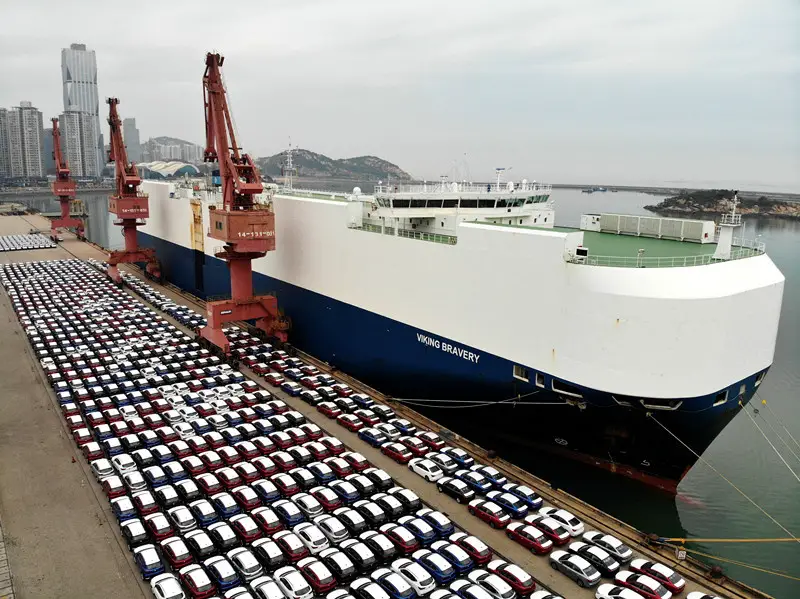 Photo taken on Oct. 11 shows an ocean-going ro-ro ship gets ready to export over 1,500 automobiles overseas at a wharf in Lianyungang Port of Lianyungang city, east China’s Jiangsu province. (Photo by Wang Chun/People’s Daily Online)