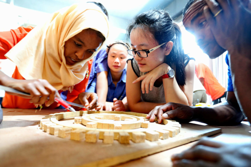 Ethiopian participants learn how to make a bamboo chandelier in Luzhou, southwest China’s Sichuan province, August 28, 2018. Photo by Yang Tao/People’s Daily Online