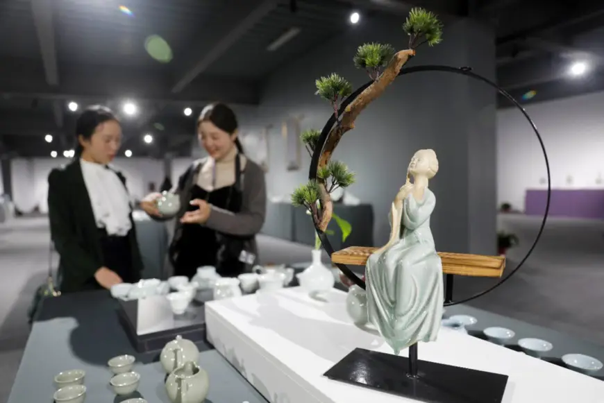Baofeng county in central China’s Henan province boosts research and development in the making of traditional Chinese Ru porcelain and promotes the steady development of related industries by bringing in professionals. (Photo by He Wuchang/People’s Daily Online)