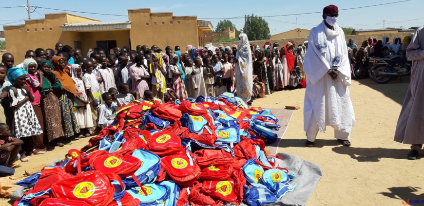 تشاد: توزيع اللوازم المدرسية على الطلاب في بيلتين © HASSANEIN MAHAMAT HASSAN/Alwihda Info تشاد: توزيع اللوازم المدرسية على الطلاب في بيلتين © HASSANEIN MAHAMAT HASSAN/Alwihda Info