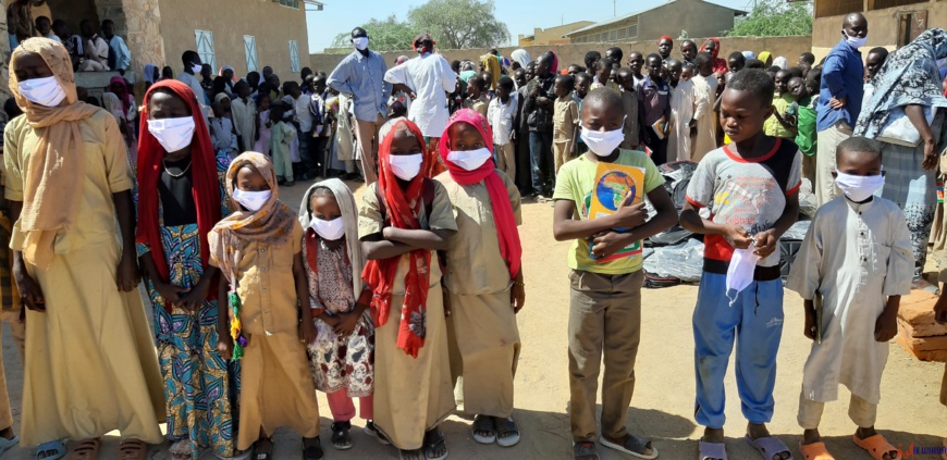 تشاد: توزيع اللوازم المدرسية على الطلاب في بيلتين © HASSANEIN MAHAMAT HASSAN/Alwihda Info تشاد: توزيع اللوازم المدرسية على الطلاب في بيلتين © HASSANEIN MAHAMAT HASSAN/Alwihda Info