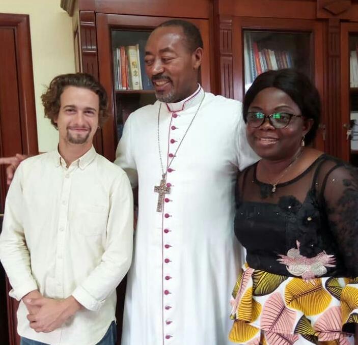 L’équipe chargée de sélectionner les jeunes, autour de Mgr Léopold Bayemi :  le Dr Eva’ah Assam Roulie Niquaise (à droite) et le chargé de mission d’Ani –international, Gabriel De Noray (à gauche).