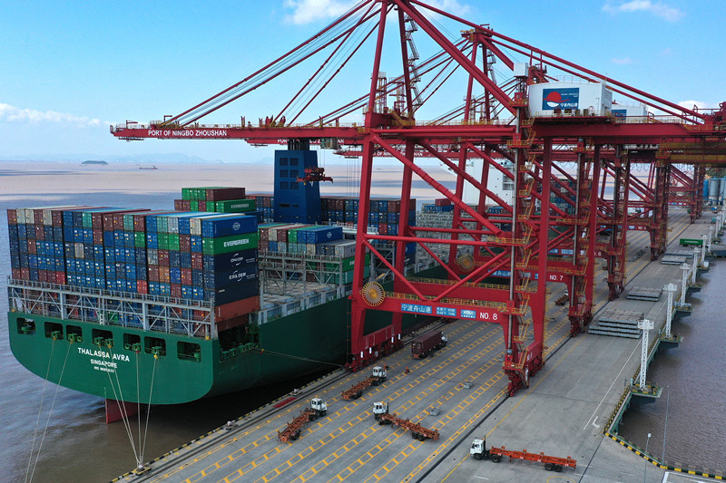 Photo taken on October 20 shows bridge cranes unloading containers at a wharf in Jintang Island, Zhoushan, east China’s Zhejiang province. (Photo by Yao Feng/People’s Daily Online)