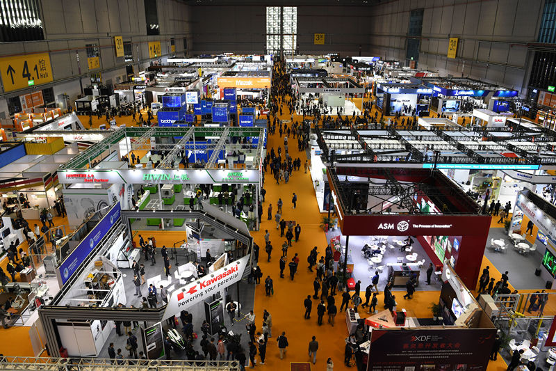 People visit the equipment exhibition area of the 2nd China International Import Expo (CIIE), Nov. 9, 2019. (Photo by Weng Qiyu/People’s Daily Online)