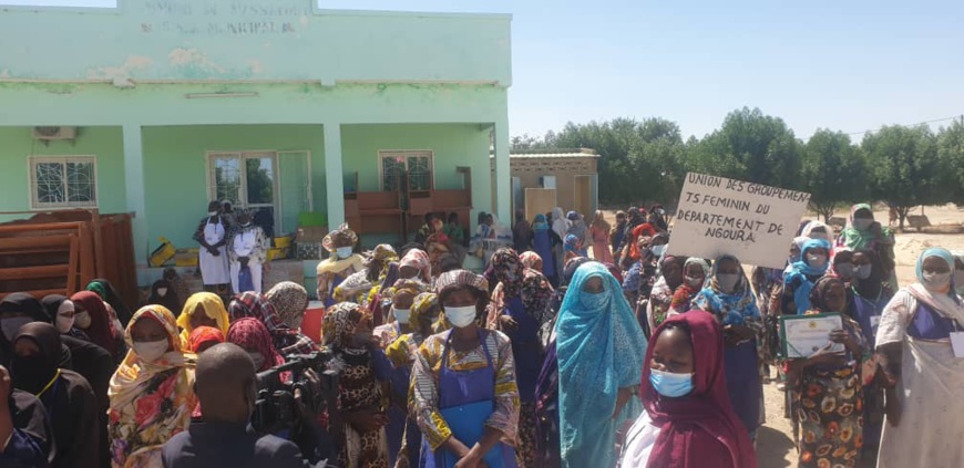 Tchad : au Hadjer Lamis, des femmes apprennent à faire de la bouillie enrichie contre la malnutrition. © Mbainaissem Gédéon/Alwihda Info Tchad : au Hadjer Lamis, des femmes apprennent à faire de la bouillie enrichie contre la malnutrition. © Mbainaissem Gédéon/Alwihda Info