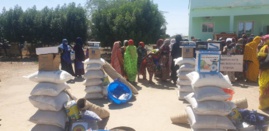 Tchad : au Hadjer Lamis, des femmes apprennent à faire de la bouillie enrichie contre la malnutrition. © Mbainaissem Gédéon/Alwihda Info Tchad : au Hadjer Lamis, des femmes apprennent à faire de la bouillie enrichie contre la malnutrition. © Mbainaissem Gédéon/Alwihda Info