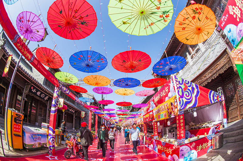 Tourists visit Qingzhou ancient town scenic area in Weifang city, East China’s Shandong Province. Photo by Wang Jilin/People’s Daily Online