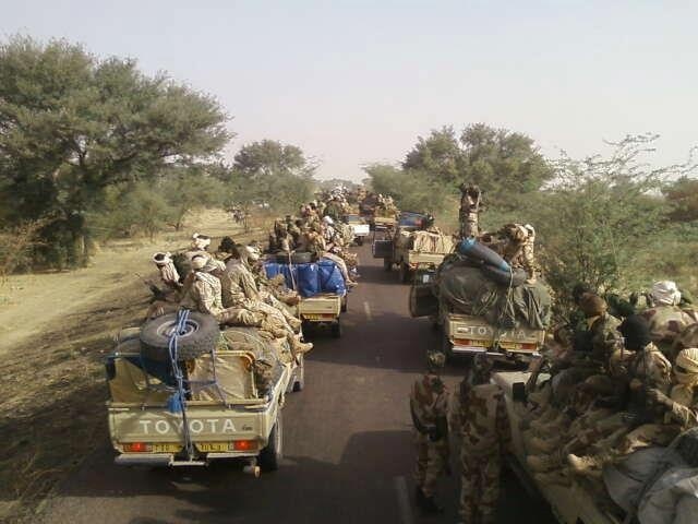 Un convoi de l'armée tchadienne en route pour Biltine lors des festivités du 19 décembre 2012.