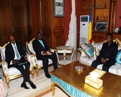 Le Président de la République, Idriss Déby a accordé ce matin une audience au Gouverneur de la Banque des Etats de l’Afrique centrale, M. Lucas Abaga Nchama. La situation financière de l’espace CEMAC et particulièrement celle du Tchad a constitué l’essentiel des discussions Le Président de la République, Idriss Déby a accordé ce matin une audience au Gouverneur de la Banque des Etats de l’Afrique centrale, M. Lucas Abaga Nchama. La situation financière de l’espace CEMAC et particulièrement celle du Tchad a constitué l’essentiel des discussions
