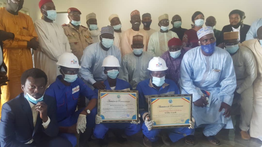 Photo de famille à l'issue de la cérémonie de distinction de l'entreprise Vitre Claire. © Mahamat Abdraman Ali Kitire/Alwihda Info Photo de famille à l'issue de la cérémonie de distinction de l'entreprise Vitre Claire. © Mahamat Abdraman Ali Kitire/Alwihda Info