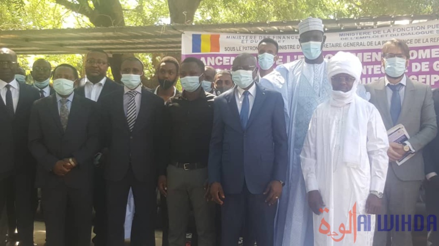 Photo de famille lors du lancement de l'enrôlement biométrique des agents de l'État, le 11 novembre 2020. © Mahamat Abderaman Ali Kitire/Alwihda Info Photo de famille lors du lancement de l'enrôlement biométrique des agents de l'État, le 11 novembre 2020. © Mahamat Abderaman Ali Kitire/Alwihda Info