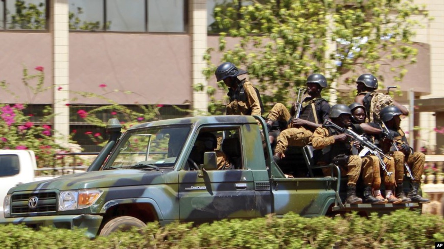 Militaires de l’armée burkinabè à Ouagadougou, au Burkina Faso, le 2 mars 2018. © AP