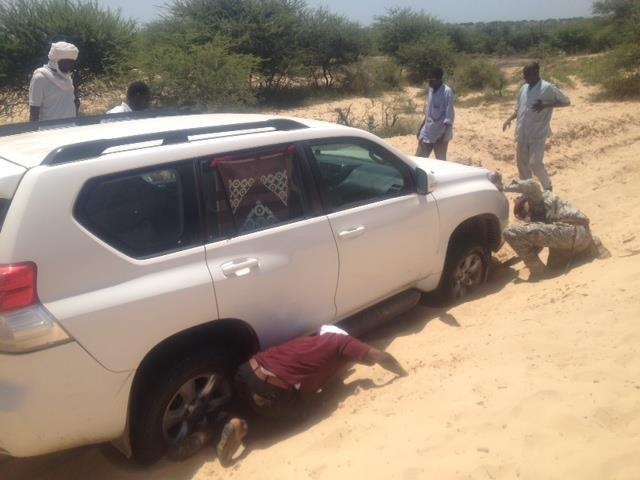 Le véhicule du ministre de l'Agriculture et de l'Irrigation, Adoum Djimet s'enfonce dans le sable. Tchad