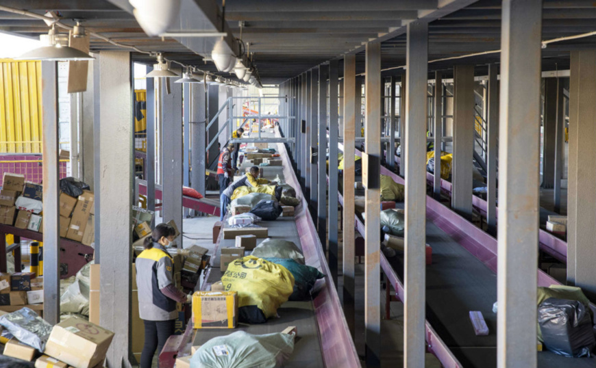 Workers sort and ship express parcels in Jiangsu Taizhou Economic Development Zone in East China’s Jiangsu Province, November 12. (Photo by Gu Jihong/People’s Daily Online)