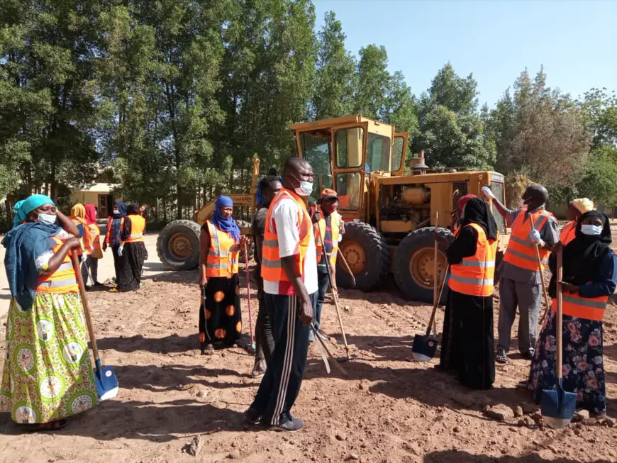 Tchad : des femmes ingénieurs en opération de salubrité au ministère des Infrastructures