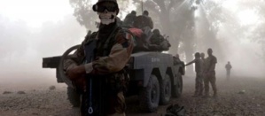 Mali : l'état-major des armées françaises condamne cette photo d'un soldat français Mali : l'état-major des armées françaises condamne cette photo d'un soldat français