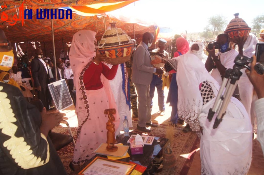 Tchad : des filles d'une école coranique offrent un Coran à la ministre de la Femme, retour sur la polémique