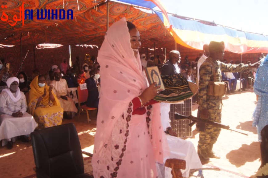 Tchad : des filles d'une école coranique offrent un Coran à la ministre de la Femme, retour sur la polémique Tchad : des filles d'une école coranique offrent un Coran à la ministre de la Femme, retour sur la polémique