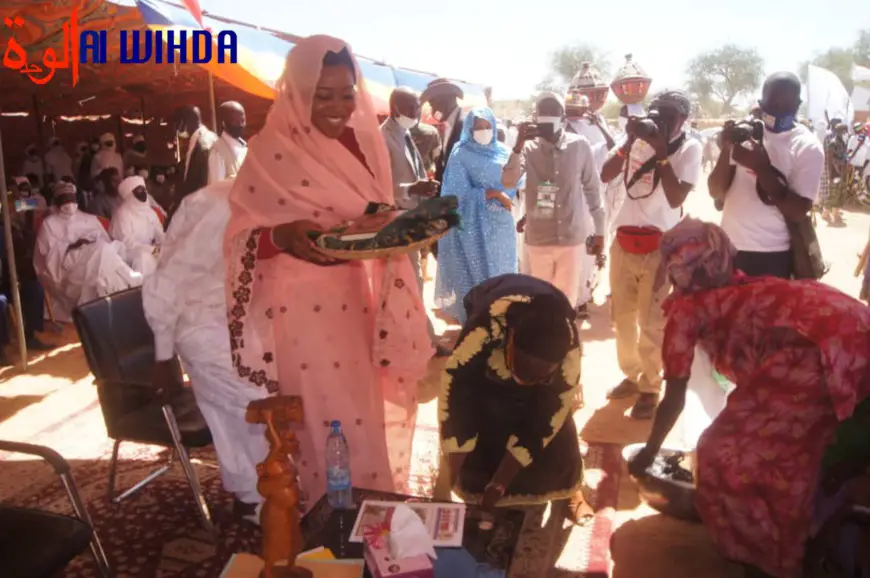 Tchad : des filles d'une école coranique offrent un Coran à la ministre de la Femme, retour sur la polémique