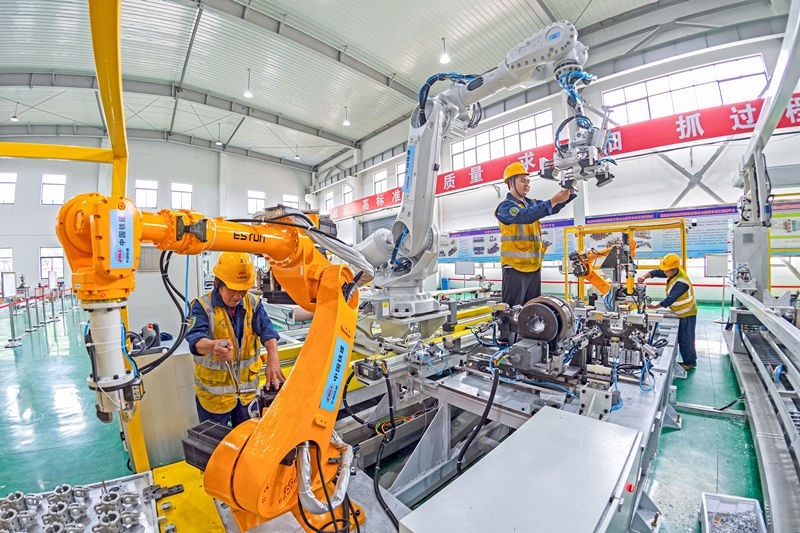 Workers debug devices at an automatic workshop in the Hai'an section of Yancheng-Nantong High-speed Railway project undertaken by China Railway Construction Electrification Bureau Group Co., Ltd., July 15. People's Daily Online/Jiang Ming