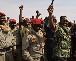 Tchad : Idriss Déby enfile l'uniforme de guerre Tchad : Idriss Déby enfile l'uniforme de guerre