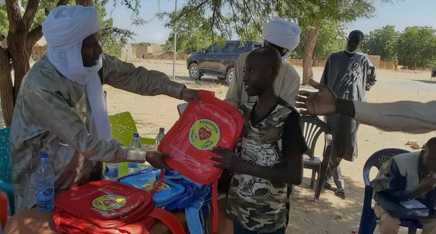 Tchad : Le recteur de l’Est distribue des fournitures scolaires Tchad : Le recteur de l’Est distribue des fournitures scolaires