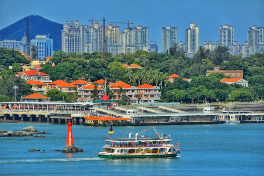 A boat sails around Kulangsu, a well-known tourism destination in Xiamen, southeast China’s Fujian province, Oct. 8. Photo by Zhou Daoxian, People’s Daily Online