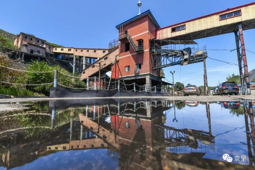 Photo shows a conveyor belt and a coal warehouse at the Datai coal mine, Beijing. Photo by Beijing Evening News