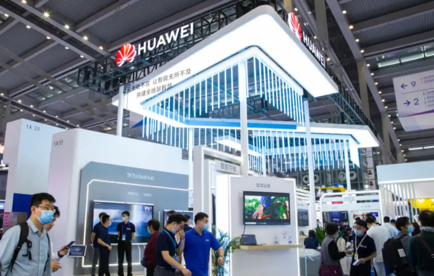 Photo shows visitors visiting the booth of Huawei at the 22nd China Hi-Tech Fair (CHTF). (Photo/official website of the CHTF)