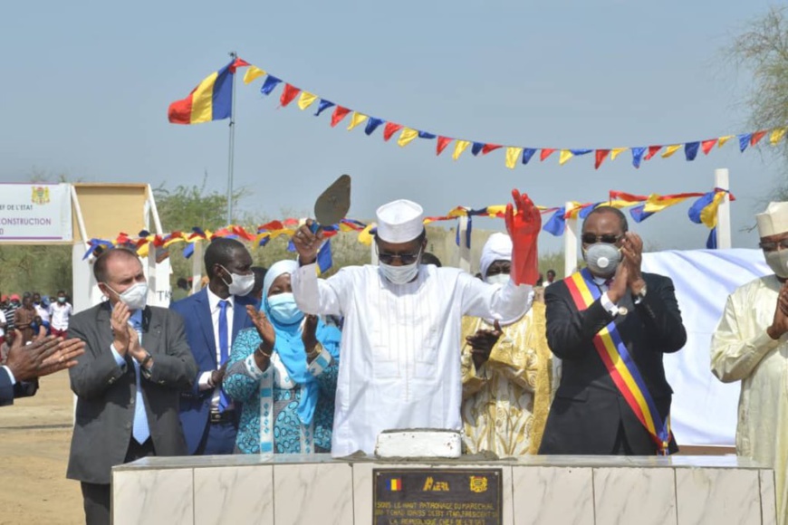 Tchad : le président pose la pierre de construction de deux centrales solaires