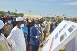 Tchad : le président pose la pierre de construction de deux centrales solaires