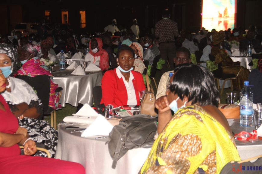 Tchad : la Première Dame galvanise la jeunesse lors de la nuit des entrepreneurs Tchad : la Première Dame galvanise la jeunesse lors de la nuit des entrepreneurs