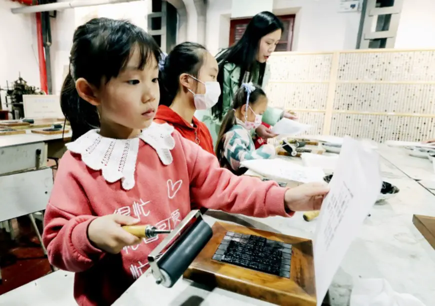Children experience movable type in Chongchuan district, Nantong, East China's Jiangsu Province, Nov. 14. Photo by Hua Xuegen/People's Daily Online