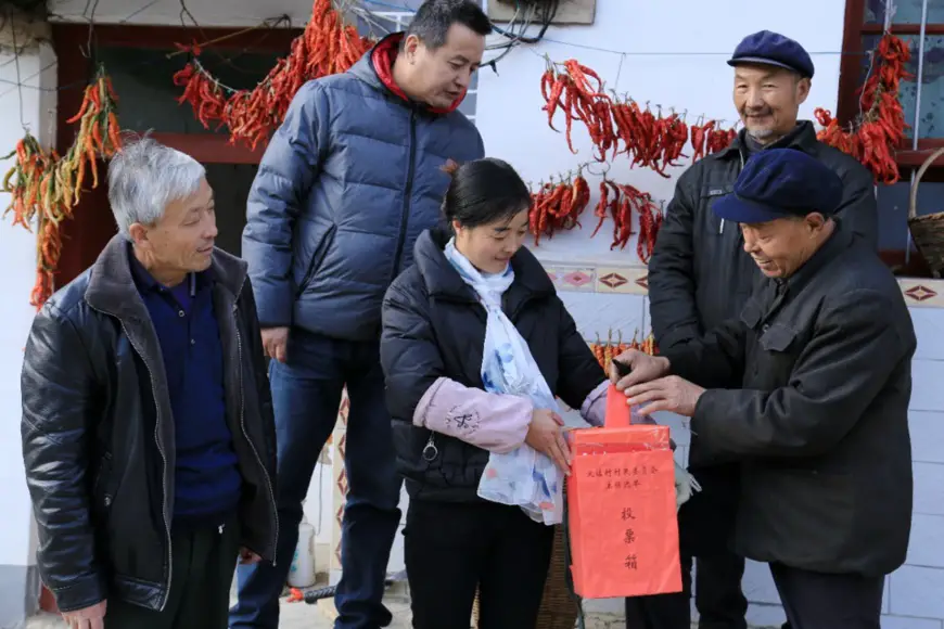 A "mobile ballot drop box" is sent to people living in remote areas of Longnan, northwest China's Gansu province to maximumly ensure voting justice and help citizens exercise their democratic rights in a just manner. Photo by Li Xuchun, People's Daily Online