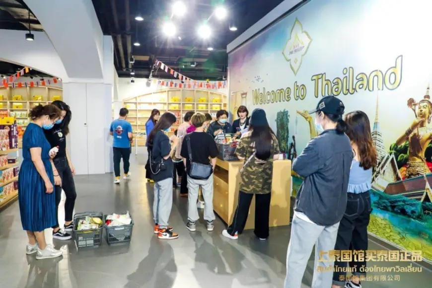 Customers wait in line to buy products at Thailand's national pavilion. (Photo/information office of Pudong New Area in Shanghai)
