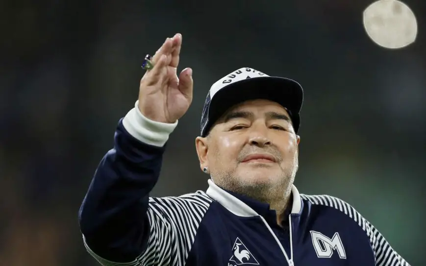 Diego Maradona en mars 2020, lors d'un match de son équipe de Gimnasia, contre Boca Juniors (0-1). (A. Marcarian/Reuters)