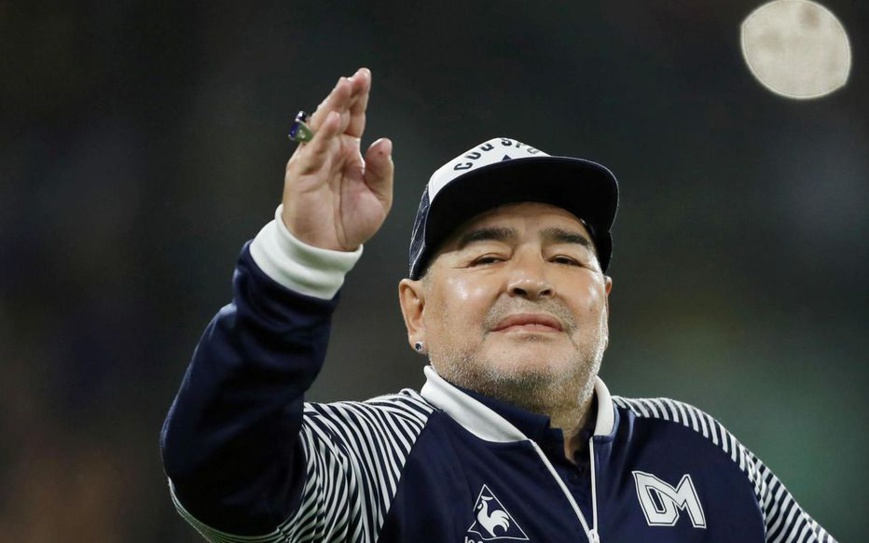 Diego Maradona en mars 2020, lors d'un match de son équipe de Gimnasia, contre Boca Juniors (0-1). (A. Marcarian/Reuters) Diego Maradona en mars 2020, lors d'un match de son équipe de Gimnasia, contre Boca Juniors (0-1). (A. Marcarian/Reuters)