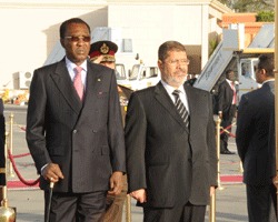 Idriss Déby et son homologue Mohammed Morsi, hier sur le tarmac de l'aéroport. Crédits photos : Presidencetchad