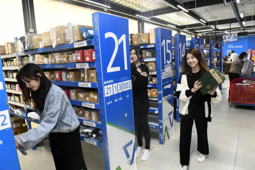 Students fetch parcels at a service station of the Sichuan University of Media and Communication in Chengdu, southwest China's Sichuan province, Nov. 12. (Photo by Li Xiangyu/People's Daily Online)