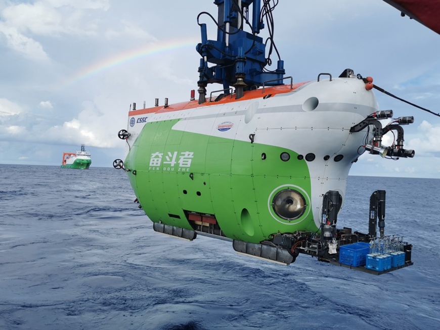 China’s deep-sea manned submersible Fendouzhe is being lowered into the water. (Photo/Chinese Academy of Sciences) China’s deep-sea manned submersible Fendouzhe is being lowered into the water. (Photo/Chinese Academy of Sciences)