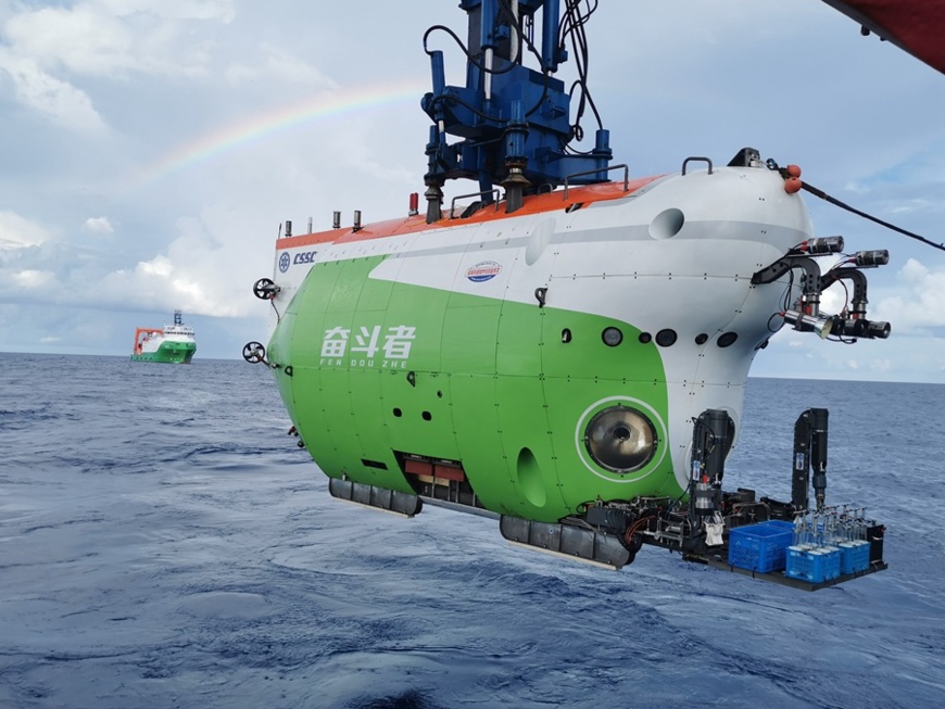 China’s deep-sea manned submersible Fendouzhe is being lowered into the water. (Photo/Chinese Academy of Sciences)