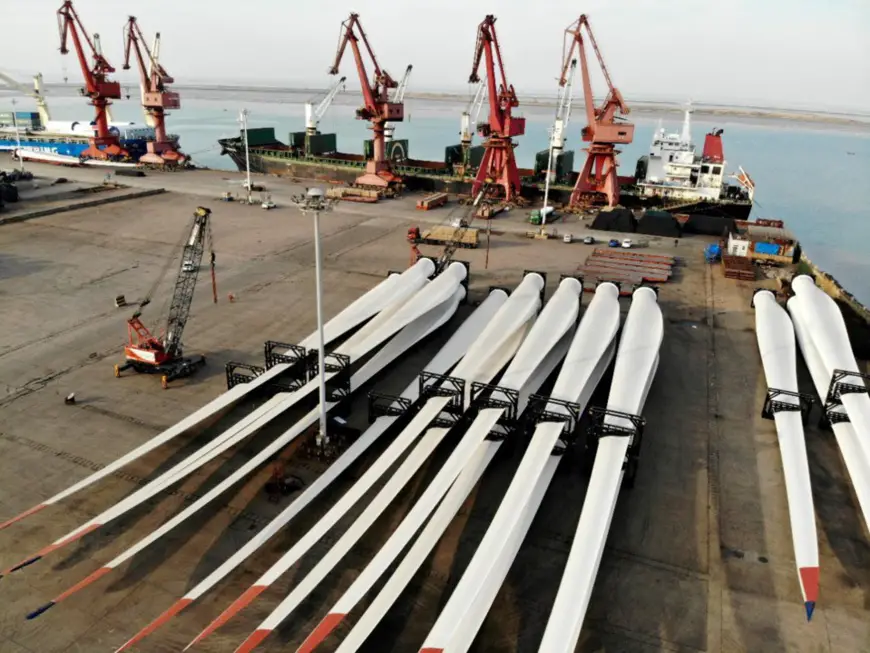 Photo shows wind power equipment to be shipped to Chile at the Lianyungang Port in Lianyungang city, east China’s Jiangsu province through the Maritime Silk Road in November. (Photo by Wang Chun/People’s Daily Online)