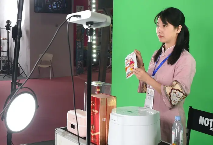 A live stream host demonstrates the products in a studio during the 2020 China Yiwu Network Broadcast and Short Video Industry Expo that kicked off in Yiwu, east China's Zhejiang province, on Sept. 26. (Photo by Gong Xianming/People's Daily Online)