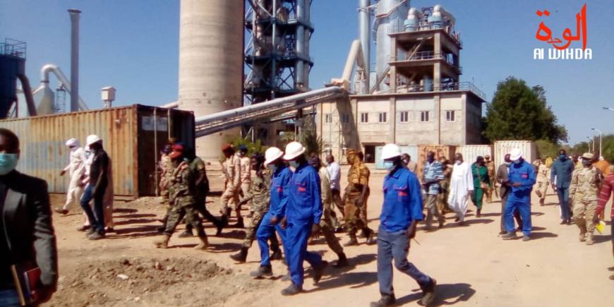 Tchad : la cimenterie de Baoré qui "était presque à l'agonie" reprend du service. © Foka Mapagne/Alwihda Info Tchad : la cimenterie de Baoré qui "était presque à l'agonie" reprend du service. © Foka Mapagne/Alwihda Info