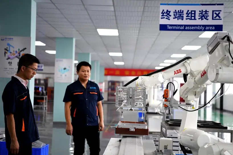Smart robotic arms are assembling equipment at a workshop in Fuzhou, east China’s Jiangxi province, Aug. 21. Photo by Shi Yu, People’s Daily Online