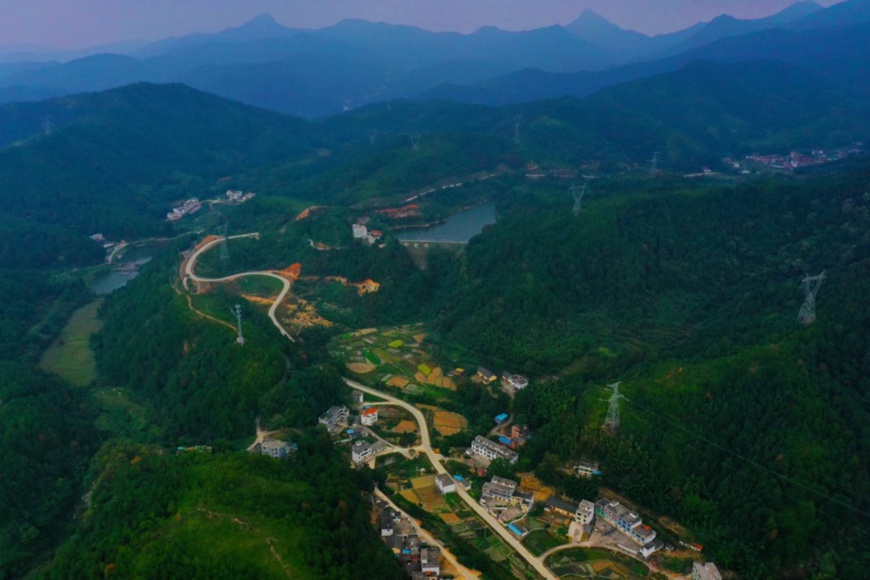 A village road winds in the mountains in Dongfeng village, Shashi township, Zhanggong district, Ganzhou, East China's Jiangxi Province on Nov. 2. Photo by Hu Jiangtao/People's Daily Online