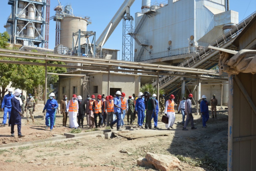 مصنع أسمنت باوري: إعادة فتح تشغيل مصنع باوري للأسمنت من قبل وزير الدولة كالزيبي © PR مصنع أسمنت باوري: إعادة فتح تشغيل مصنع باوري للأسمنت من قبل وزير الدولة كالزيبي © PR