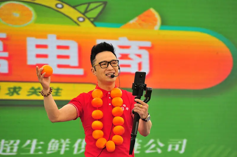 Zhang Ziyi, an employee of a rural e-commerce company, advertises citrus fruit through livestreaming in Yiling district, Yichang city, central China’s Hubei province, May 21. (Photo by Zhang Guorong/People’s Daily Online)